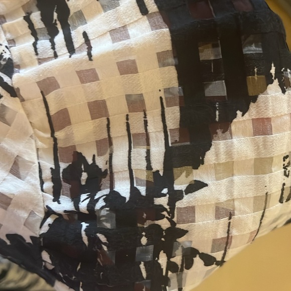 Carolina Herrera flutter sleeved patterned top. Size medium - Picture 6 of 6